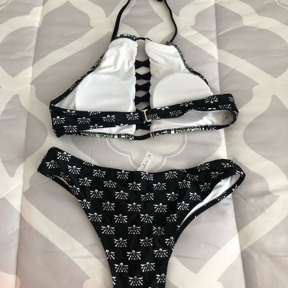 Bikini - Picture 2 of 2